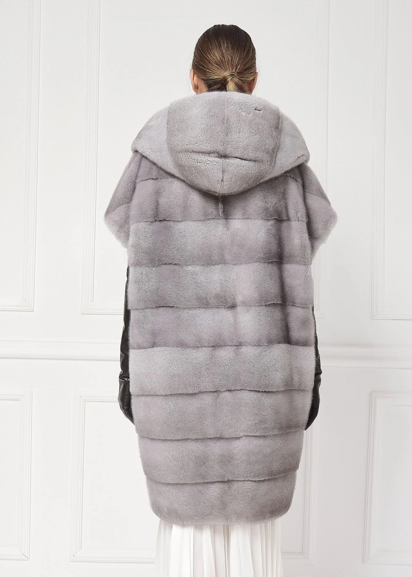 Vest with short sleeves and hood